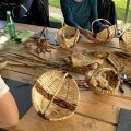 Fabrication de petits attrape-rêves en vannerie à la (...)
